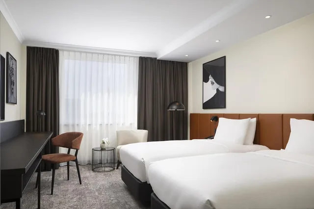 غرفة قياسية بسريرين منفصلين، Hilton Duesseldorf 1/10