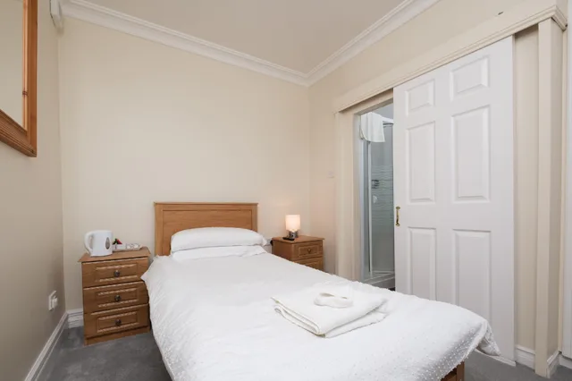 غرفة مفردة، Four Seasons B&B 1/2