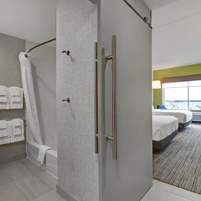 غرفة قياسية بسرير كينج وسريرين كوين لذوي الإعاقة، Holiday Inn Express And Suites Port Elgin 6/6