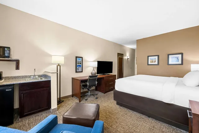 غرفة بزنس بسرير كينج، Comfort Inn Suites Pueblo 2/6