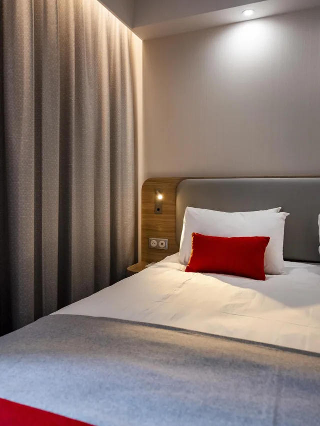 غرفة قياسية بسرير كينج وسرير كوين، Holiday Inn Express Nice - Grand Arenas 1/10