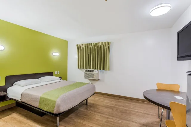 غرفة بسرير كينج للمدخنين بمطبخ، Studio 6 Extended Stay - Jacksonville, FL - South 2/5