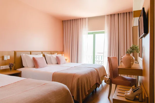 غرفة بسرير مزدوج أو سريرين منفصلين مع سرير إضافي، Hotel Santo Antonio De Fatima 1/8