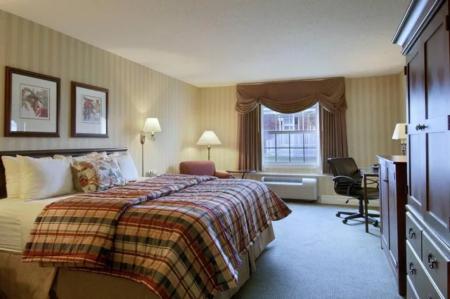 غرفة بسرير كوين، Red Lion Hotel Pocatello 1/2