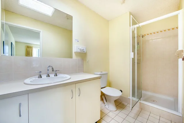 غرفة بسرير كوين وسريرين منفصلين بإطلالة على البحر بغرفتي نوم في الطابق الأرضي، Capeview Apartments 5/8