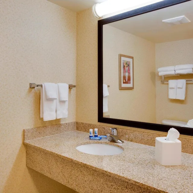 استوديو بسرير كوين، Fairfield Inn & Suites South Hill I-85 3/3