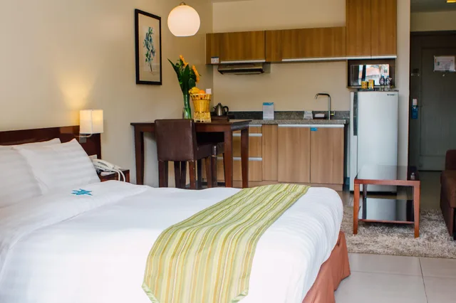 غرفة سوبيريور بسرير كوين مع أريكة، Azalea Hotels & Residences Baguio 1/2