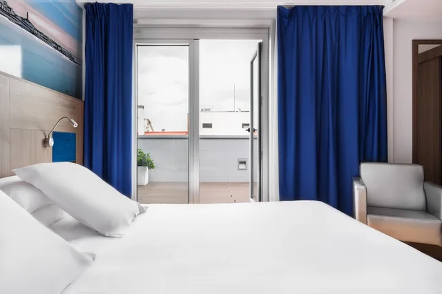 غرفة بسريرين منفصلين بإطلالة على البحر بشرفة، Eurostars Blue Coruna 5/10