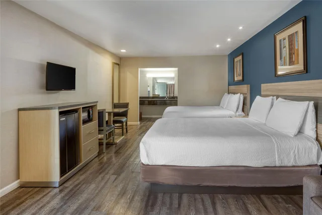 غرفة بسريرين كوين مع أريكة، SureStay Hotel by Best Western San Rafael 3/8