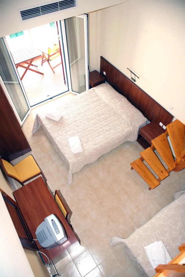 Duplex, 1 Double and 3 Single Beds، Summertime Inn 2/2