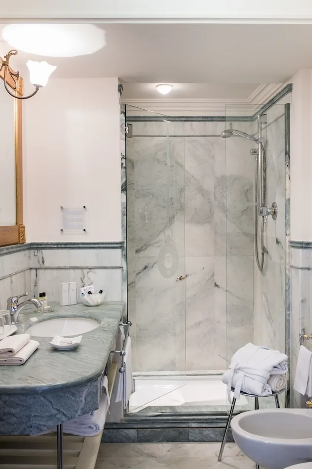جناح رومانسي سوبيريور بسرير كوين مع أريكة، Art Hotel Orologio 8/8
