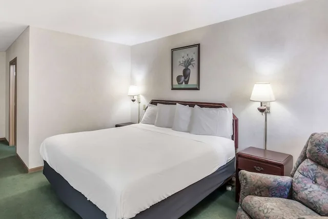 غرفة بسرير كينج لذوي الإعاقة، Americas Best Value Inn Wenona 2/2