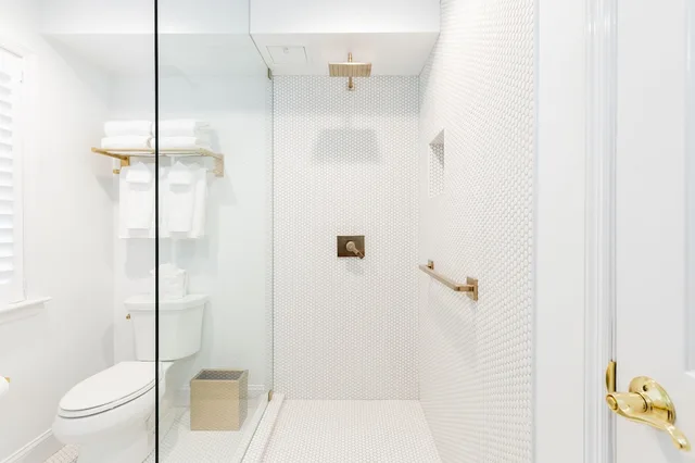 استوديو بسرير كينج، The Beach Club on Madison Avenue 7/10