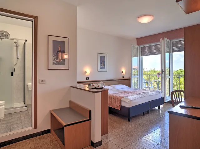 غرفة قياسية ثلاثية بسرير كوين وسرير فردي بشرفة، Hotel Excelsior 1/1