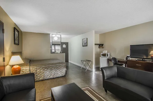 جناح بسرير كوين، Econo Lodge Lloydminster 3/4