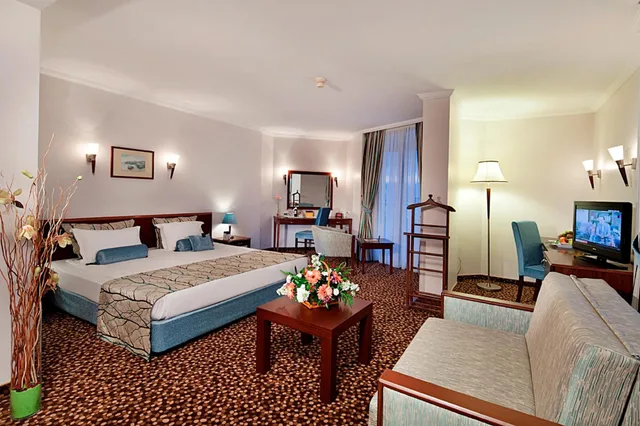 جناح جونيور بسرير كينج وسرير فردي بشرفة مع أريكة، Best Western Plus Khan Hotel 5/10