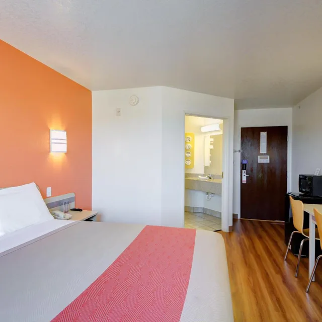 غرفة بسرير كينج للمدخنين، Motel6 El Reno, OK 3/10