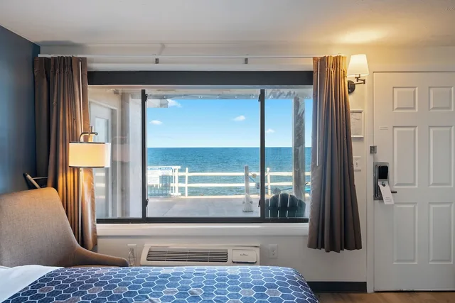 غرفة ديلوكس بسرير كينج بإطلالة على البحر بشرفة، Pilgrim Sands on Long Beach 1/1