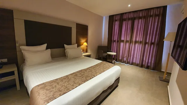 Deluxe, Suite, King Bed, Grand Hotel Central 1/2