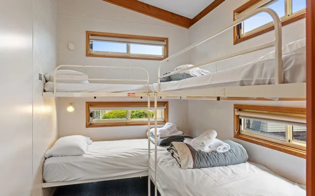 كابينة بسرير كوين وسريرين فرديين بغرفتي نوم، DISCOVERY PARKS GEELONG 1/3