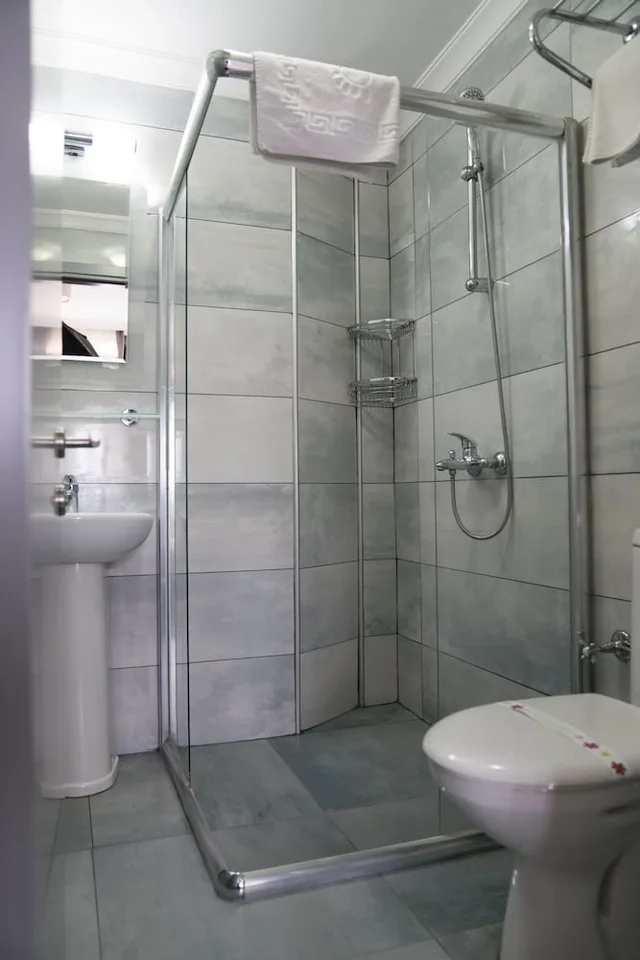 2 Bedrooms, Family, 1 Double and 3 Single Beds, City View, 2 Bathrooms، Hotel Agan 3/5
