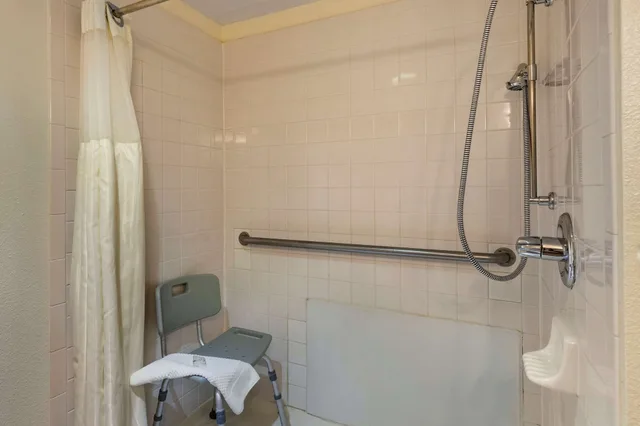 غرفة بسرير كينج لذوي الإعاقة، Quality Inn & Suites Steamboat Springs 3/4