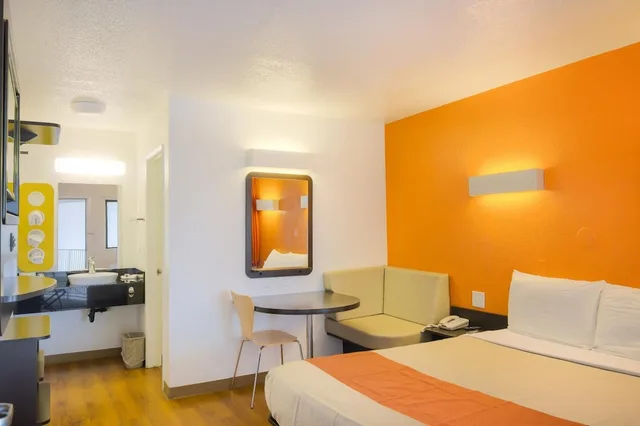 غرفة قياسية بسريرين مزدوجين، Motel6 Camarillo, CA 8/10
