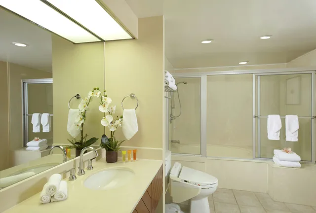 جناح جونيور بسرير كينج مع أريكة بمطبخ صغير، Oasis Hotel Waikiki 1/1
