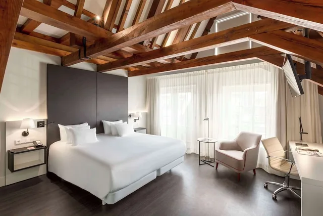 غرفة بريميوم بسرير مزدوج بإطلالة، NH Collection Amsterdam Barbizon Palace 1/8