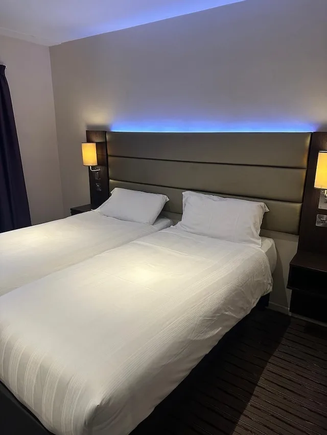 غرفة بريميير بسريرين منفصلين، Premier Inn Wirral (Two Mills) 1/3