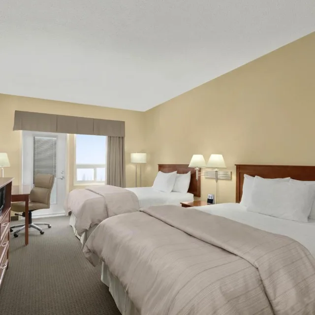 غرفة بسريرين كوين يُسمح فيها بالحيوانات الأليفة، Days Inn and Suites By Wyndham Brandon 2/6