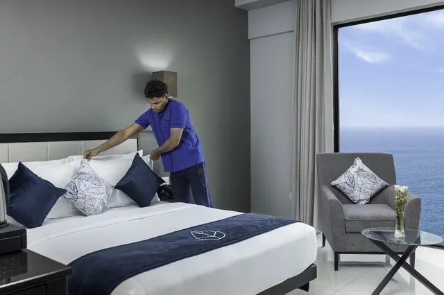 Deluxe, Queen Bed, Partial Sea View, Hotel MaRadha Colombo 5/7
