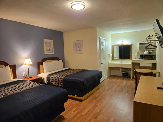 غرفة بسرير كينج وسريرين كوين، Rodeway Inn & Suites Blythe I-10, CA 6/10