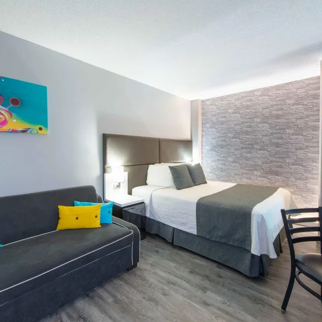 غرفة ركنية بسرير كوين مع أريكة، Travelodge Hotel By Wyndham Montreal Centre 2/10