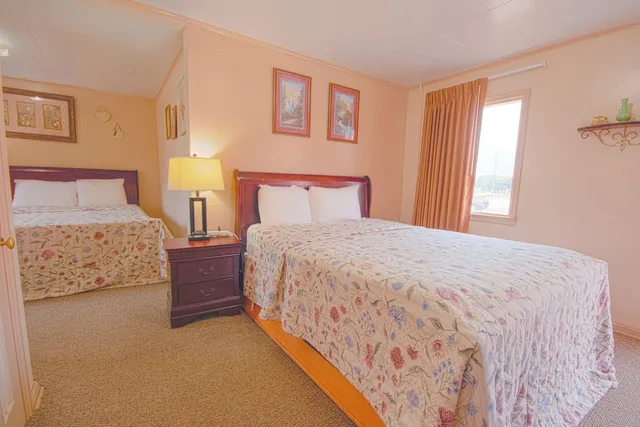 Room, 2 Double Beds, Sunflower Motel Hiawatha By OYO 4/10