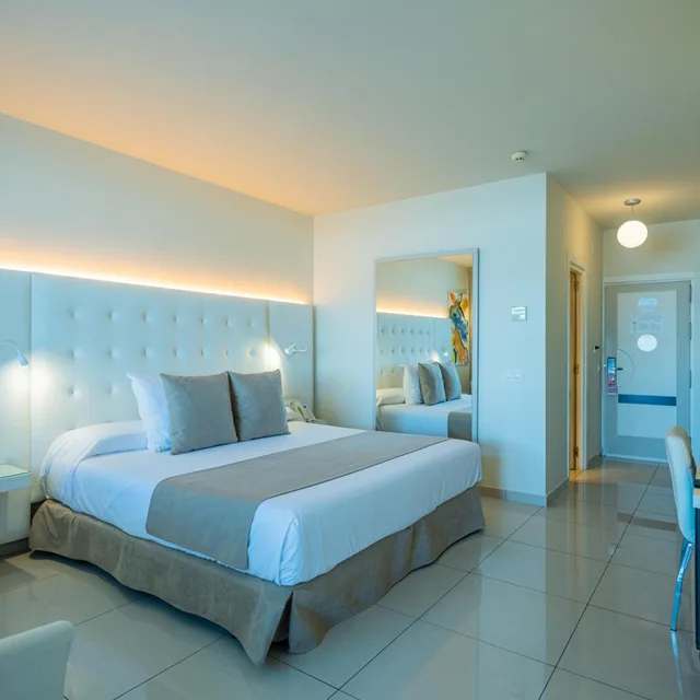 غرفة ديلوكس بسرير كينج، On Hotels Oceanfront Adults Designed 3/6
