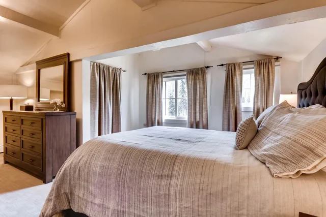جناح اقتصادي، Ski Tip Lodge 1/3