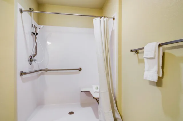 غرفة عائلية لذوي الإعاقة، Quality Inn Quinter I-70 2/2