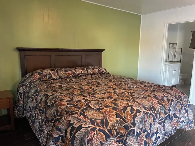غرفة بسرير كينج لغير المدخنين، Oak Motel Modesto CA 7/10