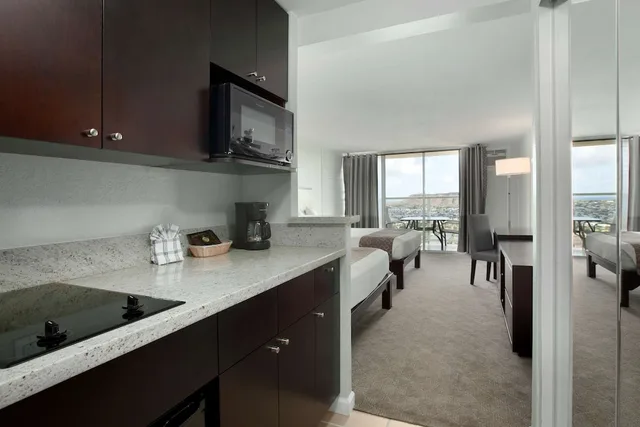 استوديو ديلوكس بسريرين كوين بإطلالة على المدينة بإطلالة جزئية على البحر، Skyline Island Colony Hotel 7/7