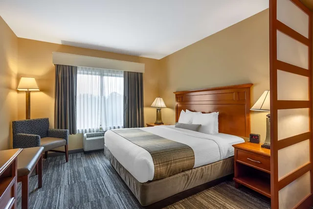 غرفة بسرير كينج مع أريكة بحوض استحمام، Best Western Plus University Park Inn & Suites 1/3