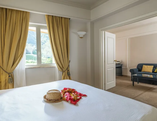 جناح بسريرين منفصلين بإطلالة على الحديقة مع أريكة، Altafiumara Resort & Spa 2/10