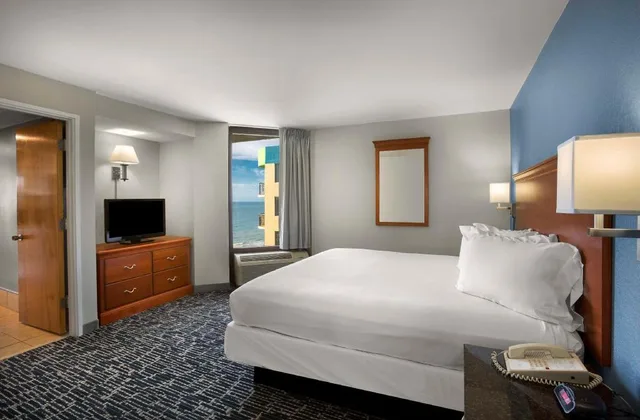 Suite, King Bed, King and Queen Bed, Ocean Front, Sofa, Living Area, Kitchen، Dayton House Resort, BW Signature Collection 1/2