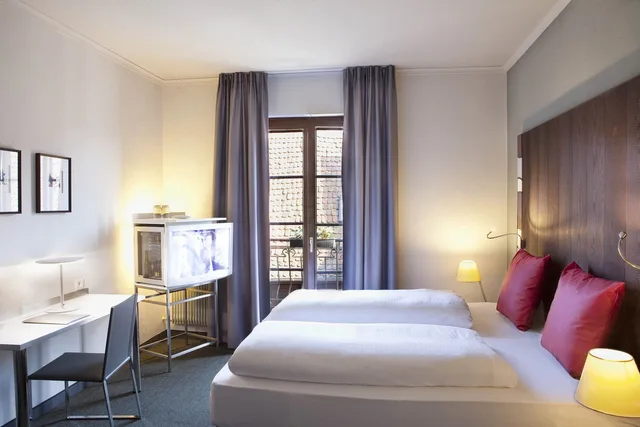 Standard, Single, Queen Bed, Le Colombier 4/10