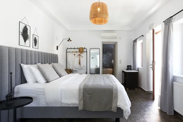 جناح بريميوم بسرير كينج بإطلالة على البحر بمسبح خاص، Petit Palace Suites 1/3