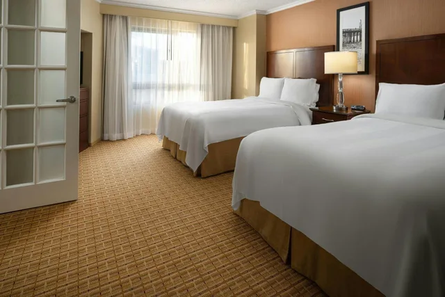 جناح بسريرين مزدوجين بشرفة بغرفة نوم واحدة مع أريكة، Marriott Newport Beach Bayview 2/6