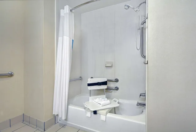 غرفة بسرير كينج مع أريكة، Hampton Inn Fayetteville 8/8