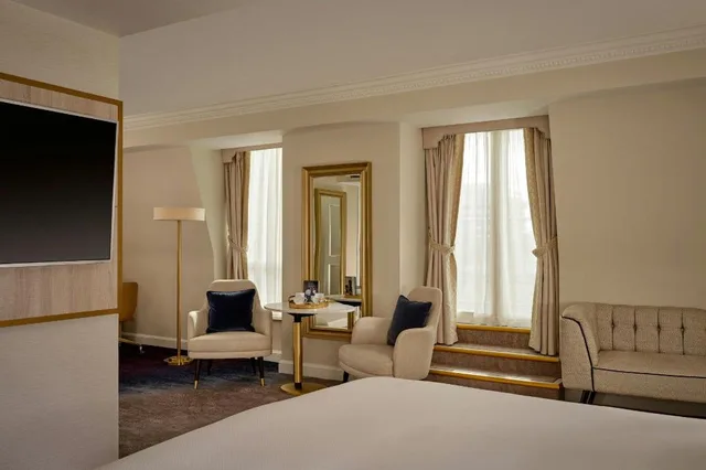 Heritage, Guest Room, Deluxe, King Bed, City View, Balcony، The College Green Hotel Dublin, Autograph Collection 3/7