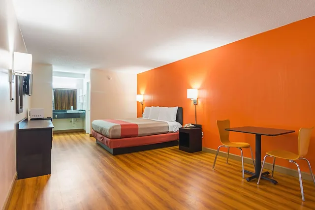 1 King Bed - Mobil Access Tub Nsmk Micfridg، Motel6 Cleveland, TN 1/4