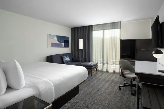 غرفة بسرير كينج مع أريكة لذوي الإعاقة، Courtyard by Marriott Lake City 1/4
